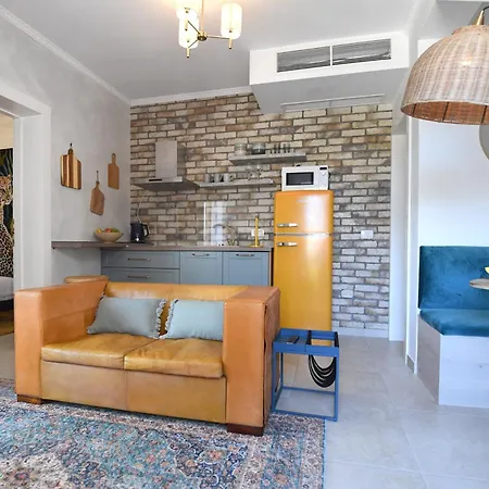 Camellia Apartment *